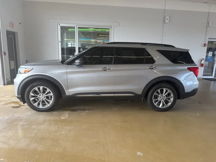 2021 Ford Explorer XLT photo 1