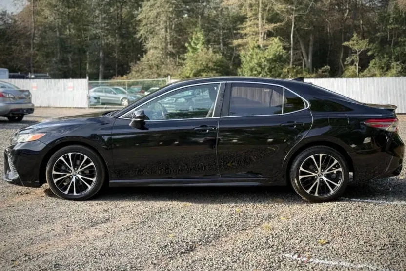 2019 Toyota Camry SE photo 1