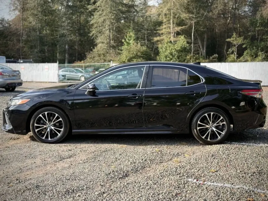 2019 Toyota Camry SE photo 1