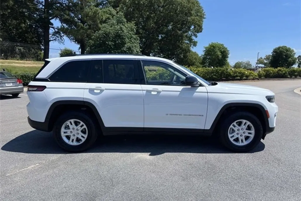 2023 Jeep Grand Cherokee Laredo photo 1