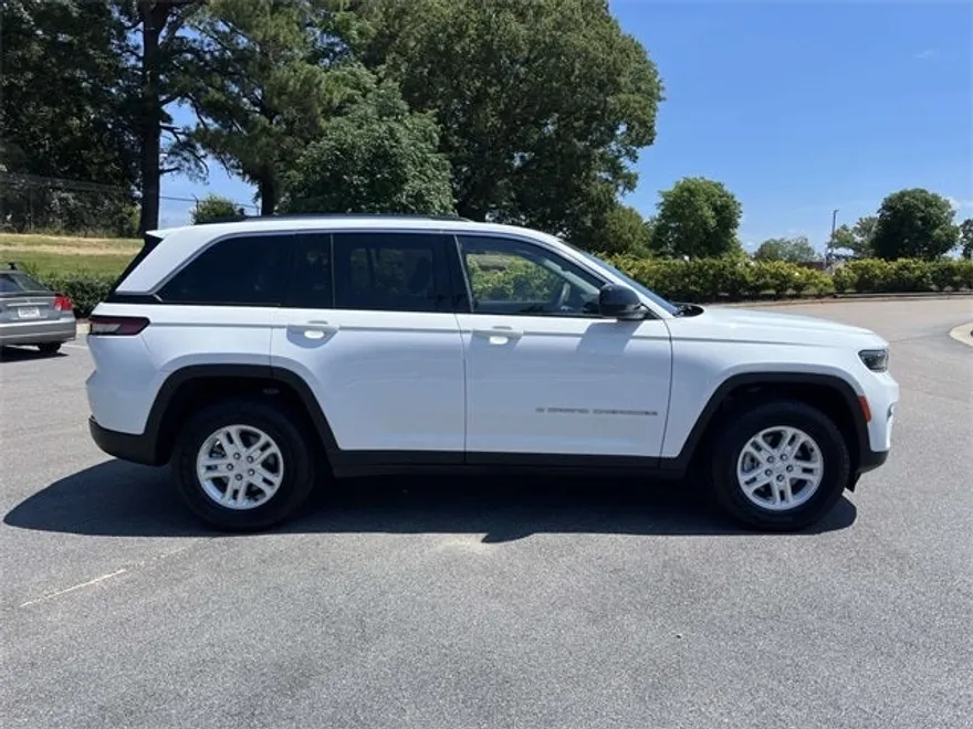 2023 Jeep Grand Cherokee Laredo photo 1