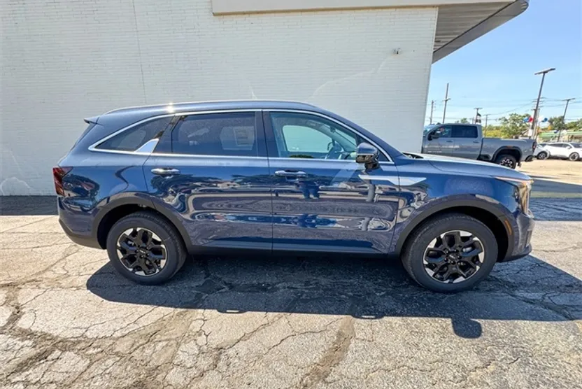 2025 Kia Sorento S photo 1