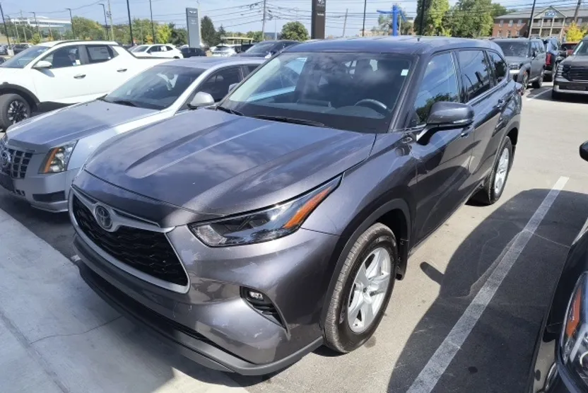 2022 Toyota Highlander LE photo 1
