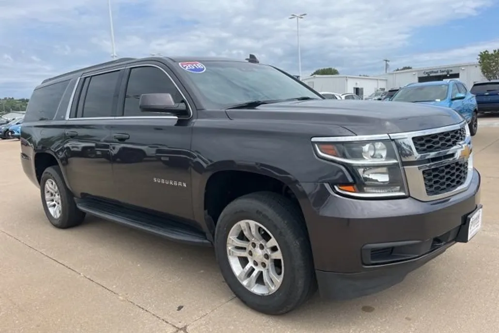 2018 Chevrolet Suburban LT photo 1