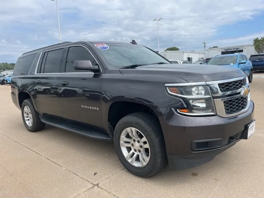 2018 Chevrolet Suburban LT photo 1