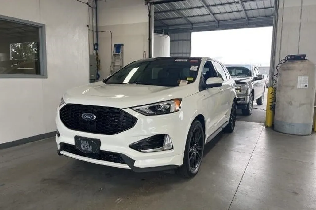 2021 Ford Edge ST photo 1