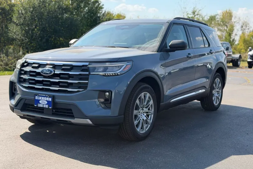 2025 Ford Explorer photo 1
