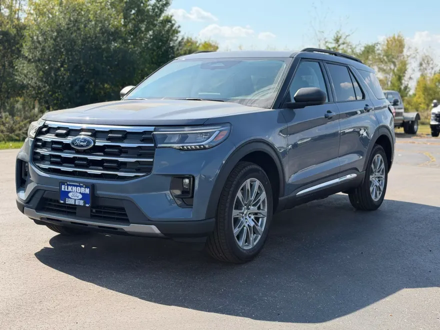 2025 Ford Explorer photo 1
