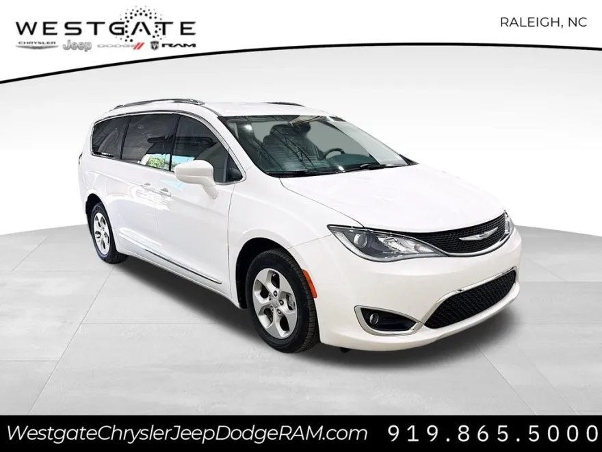 2017 Chrysler Pacifica Touring Plus photo 1