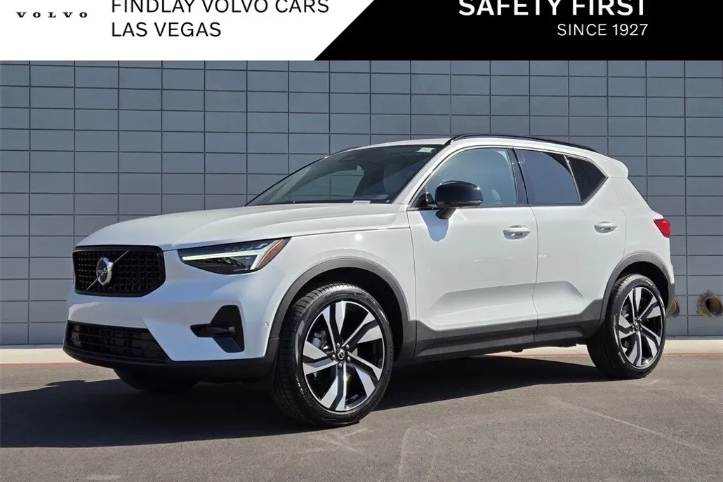 2025 Volvo XC40 photo 1