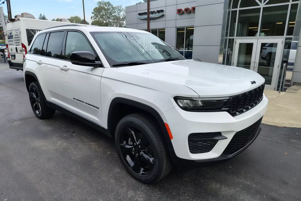 2025 Jeep Grand Cherokee Altitude photo 1