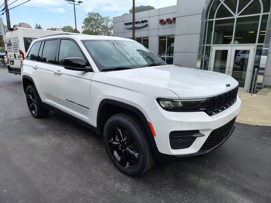 2025 Jeep Grand Cherokee Altitude photo 1