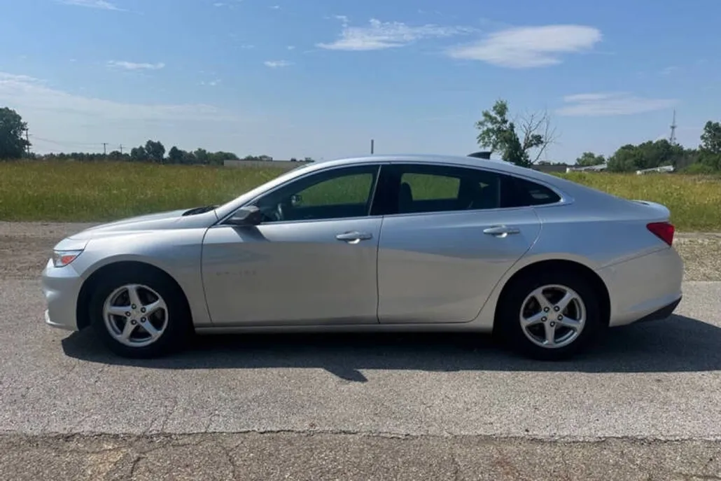 2018 Chevrolet Malibu LS photo 1