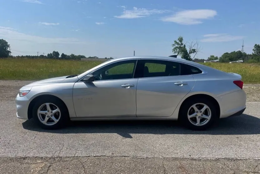 2018 Chevrolet Malibu LS photo 1