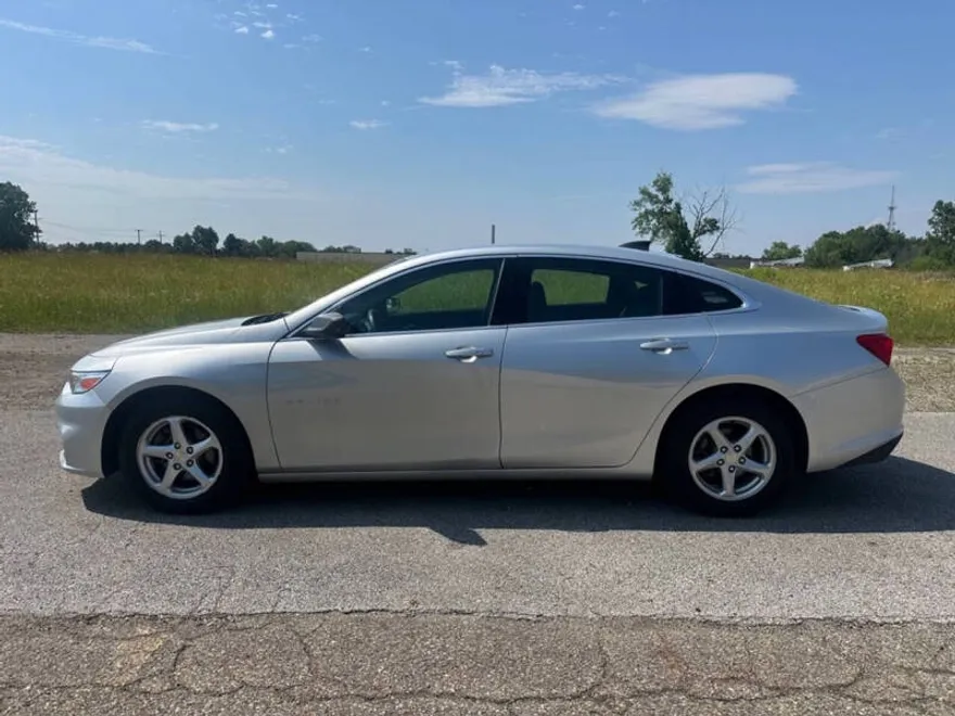 2018 Chevrolet Malibu LS photo 1