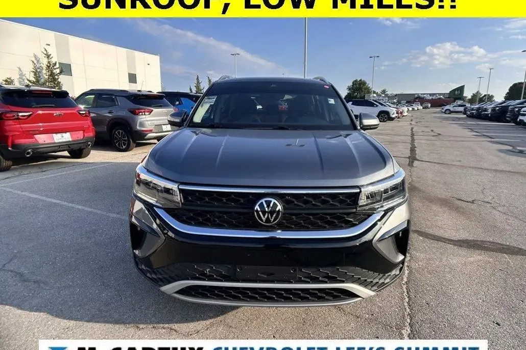2024 Volkswagen Taos SE photo 1