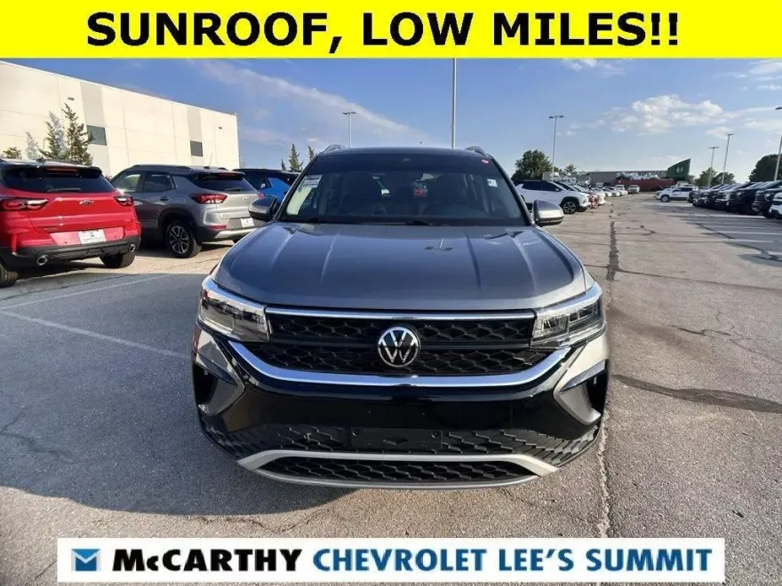 2024 Volkswagen Taos SE photo 1