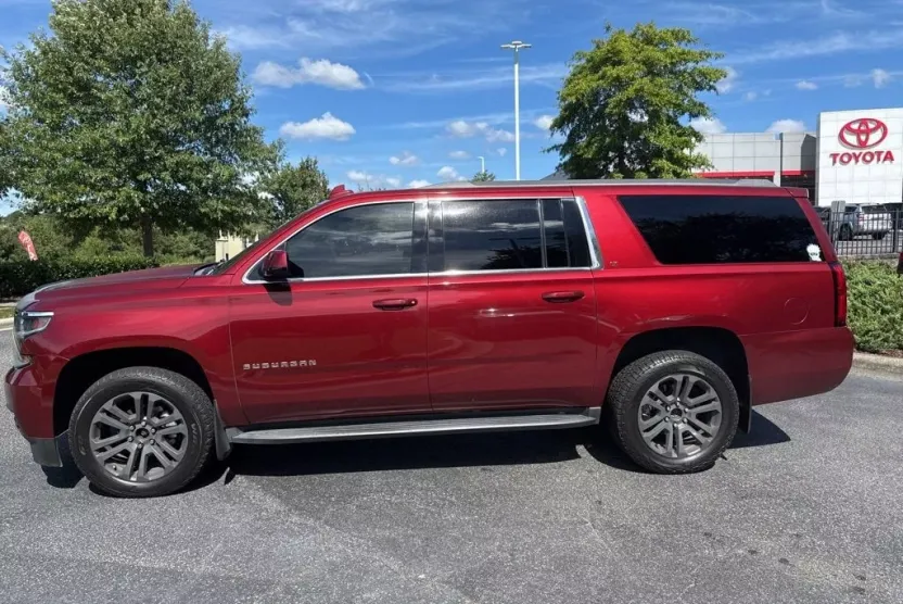 2016 Chevrolet Suburban LT photo 1