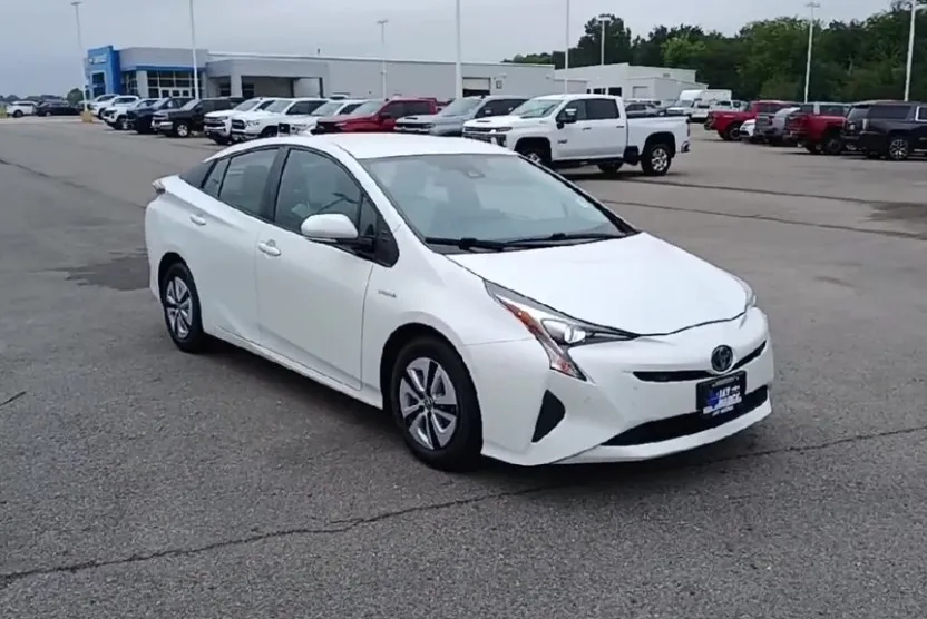 2018 Toyota Prius Four photo 1