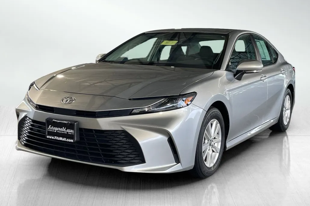 2025 Toyota Camry LE photo 1