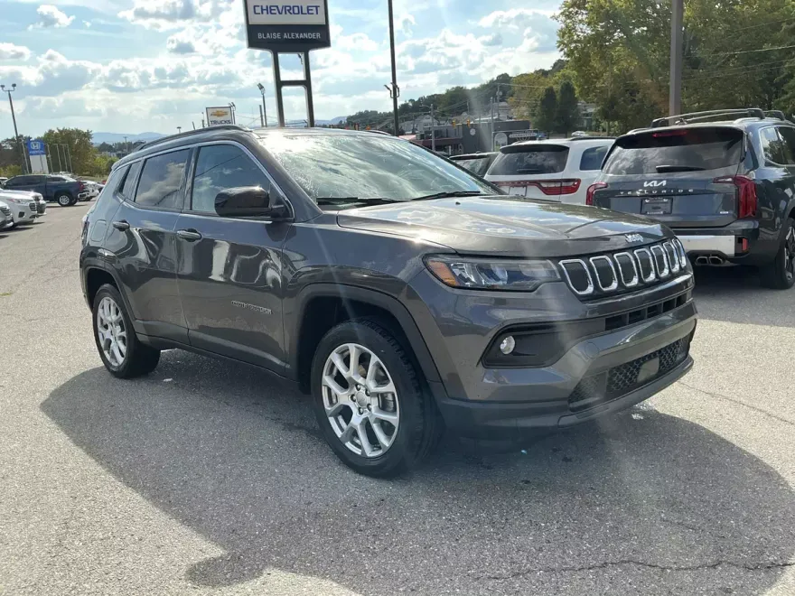 2022 Jeep Compass Latitude Lux photo 1