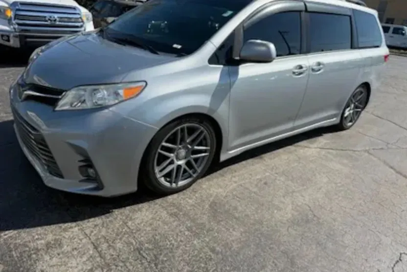 2019 Toyota Sienna XLE photo 1