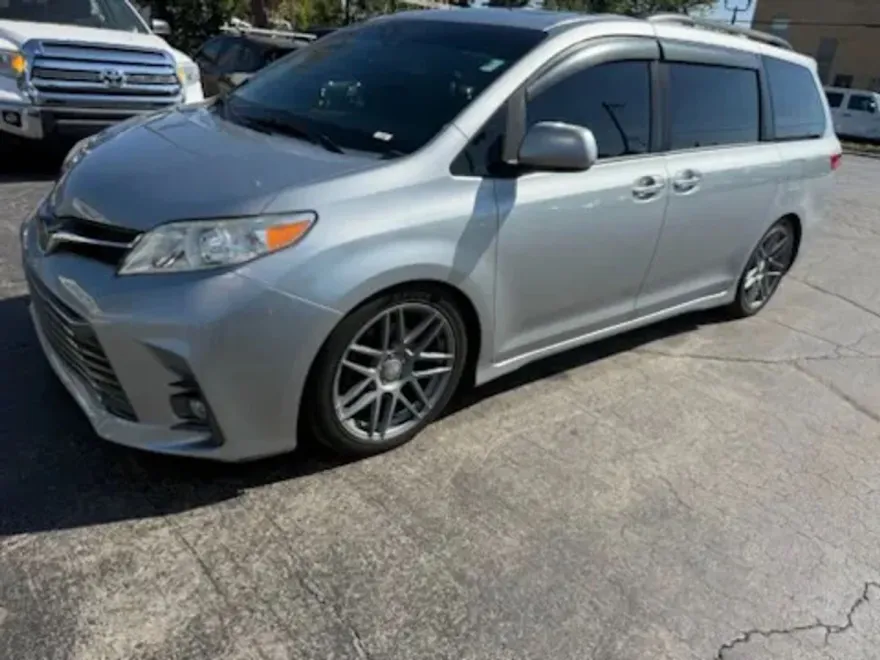 2019 Toyota Sienna XLE photo 1
