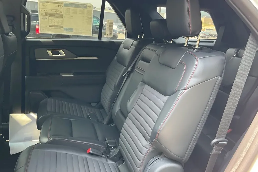 2025 Ford Explorer ST-Line photo 1