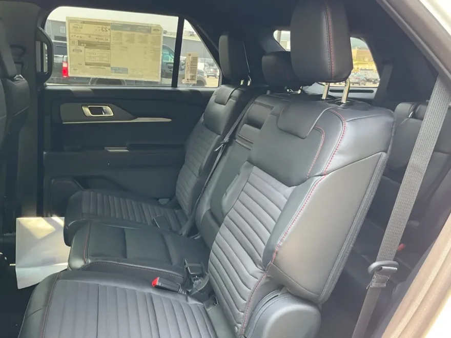 2025 Ford Explorer ST-Line photo 1