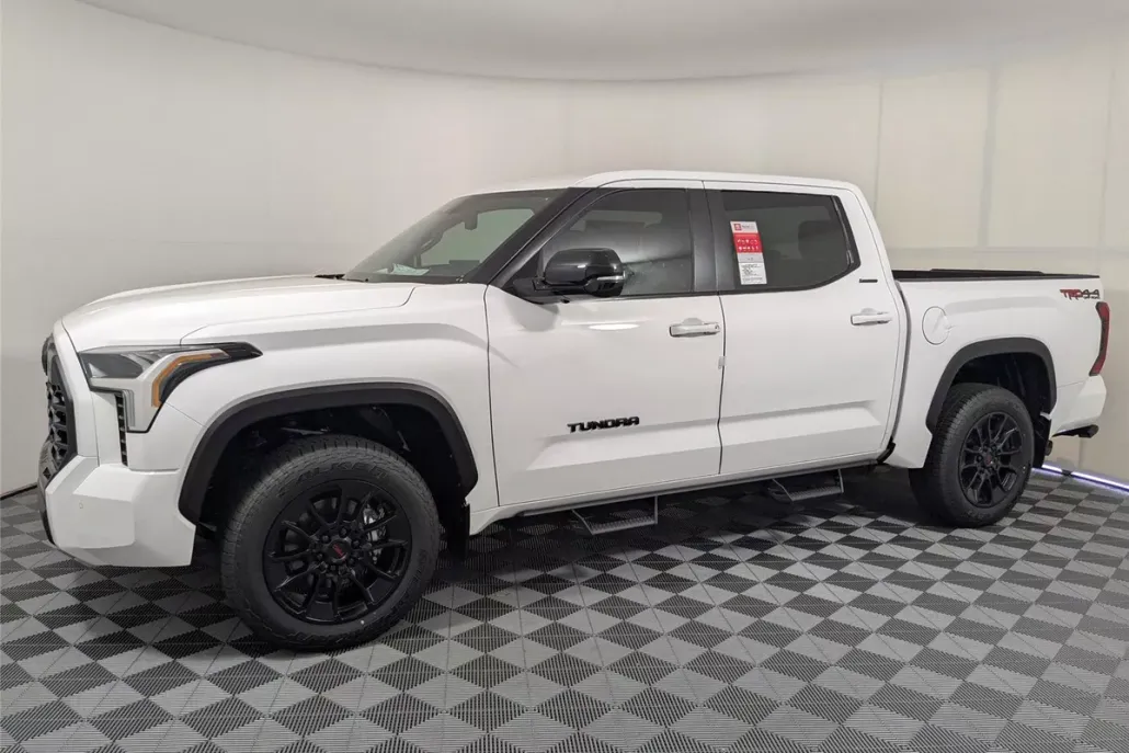 2025 Toyota Tundra Platinum CrewMax photo 1