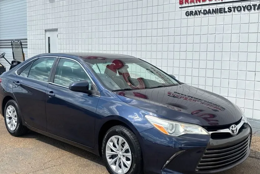 2017 Toyota Camry LE photo 1