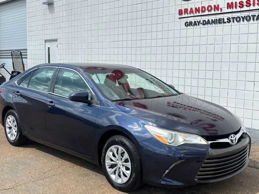 2017 Toyota Camry LE photo 1