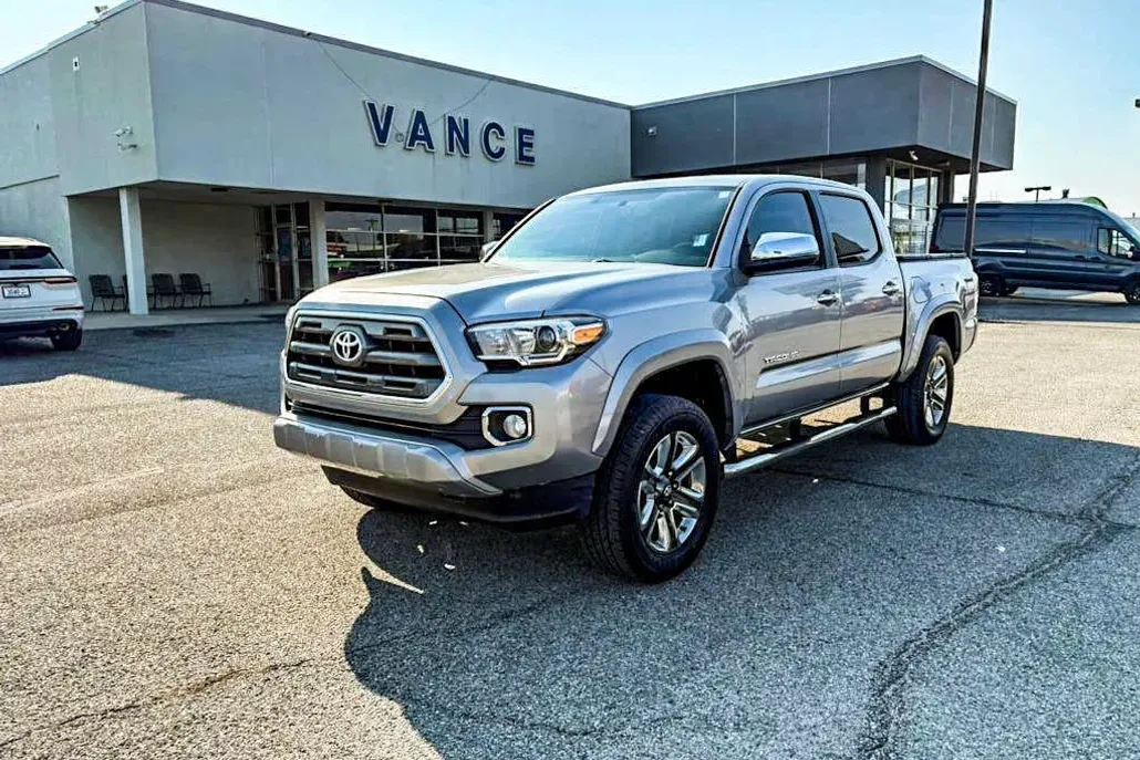 2017 Toyota Tacoma Limited photo 1