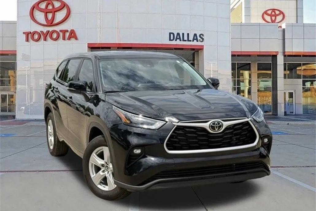 2024 Toyota Highlander LE photo 1