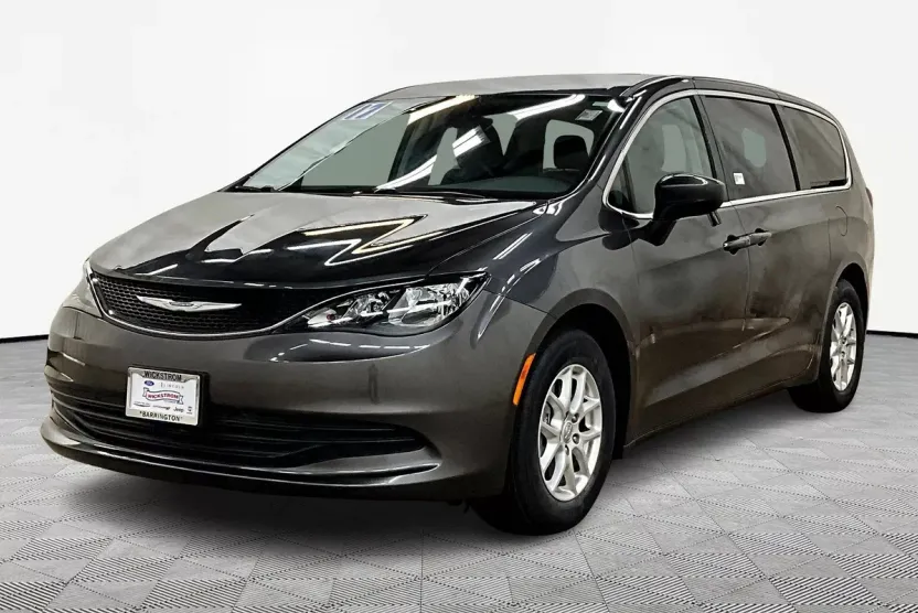 2017 Chrysler Pacifica Touring photo 1
