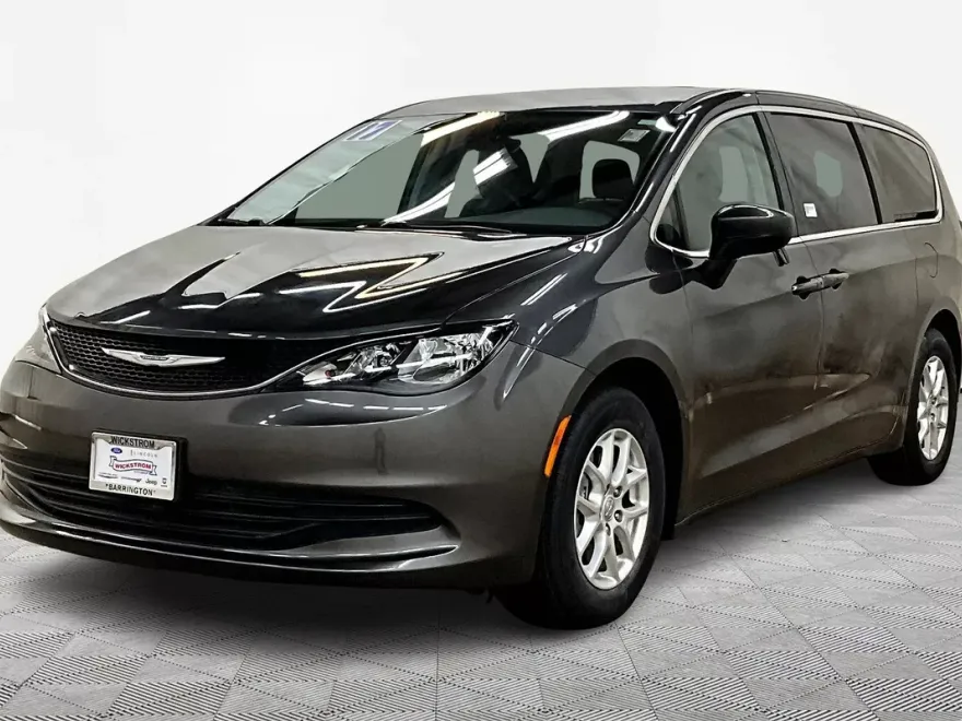 2017 Chrysler Pacifica Touring photo 1