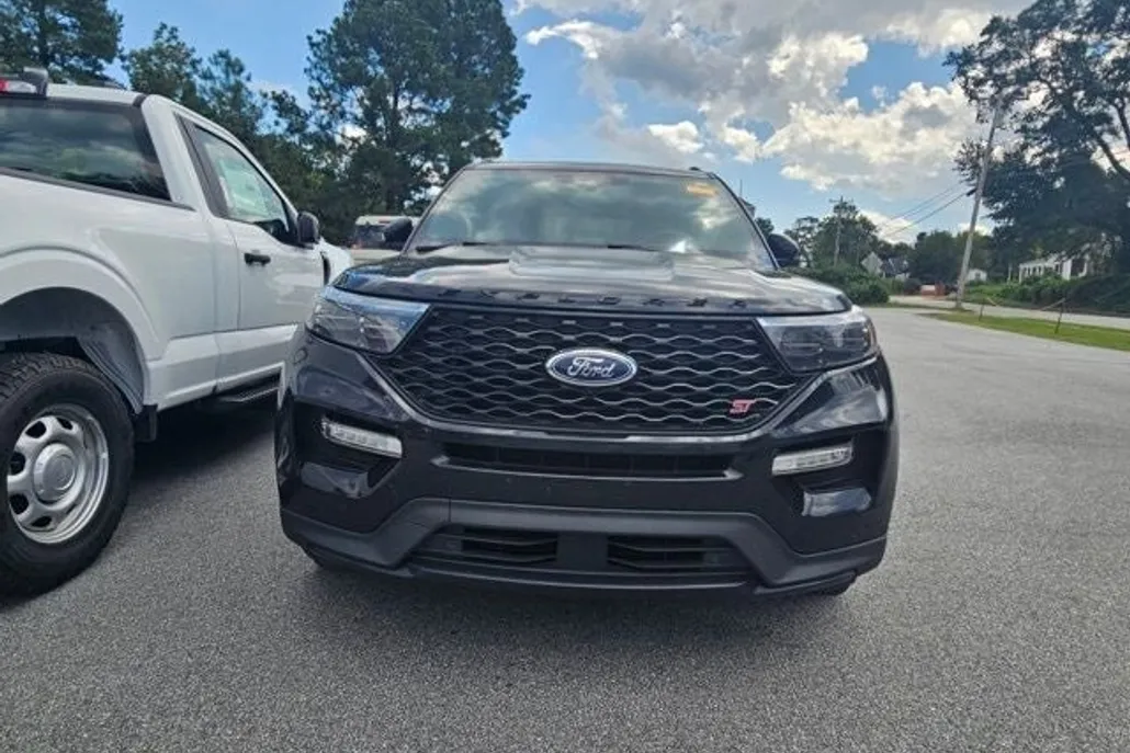 2023 Ford Explorer ST photo 1