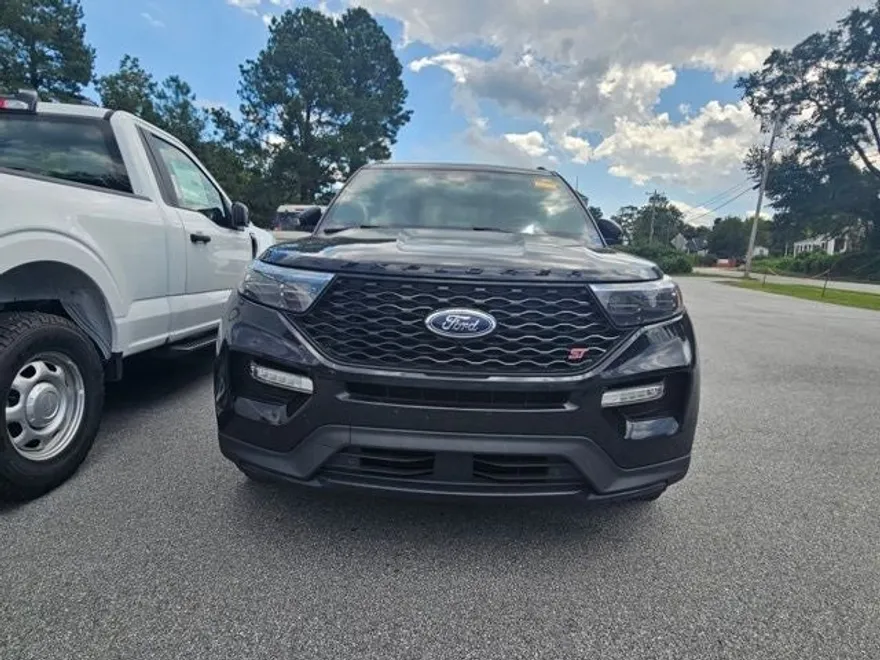 2023 Ford Explorer ST photo 1