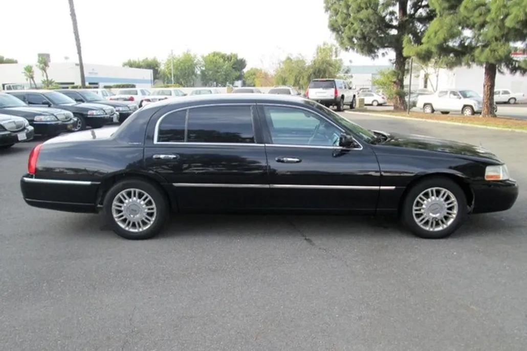 2011 Lincoln Town Car Executive photo 1