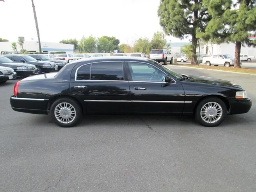 2011 Lincoln Town Car Executive photo 1