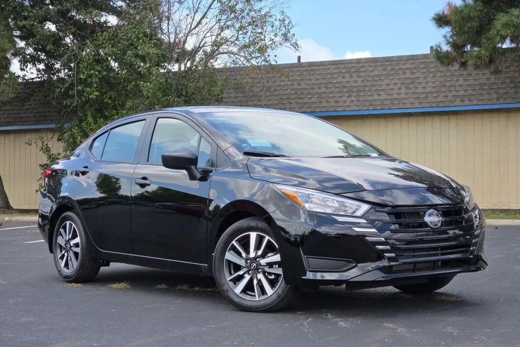2025 Nissan Versa 1.6 S photo 1