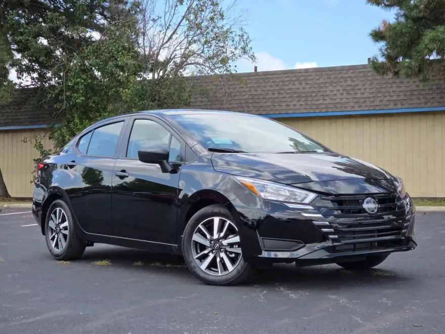 2025 Nissan Versa 1.6 S photo 1