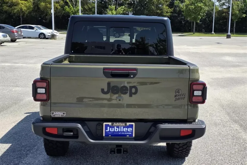 2025 Jeep Gladiator Willys photo 1