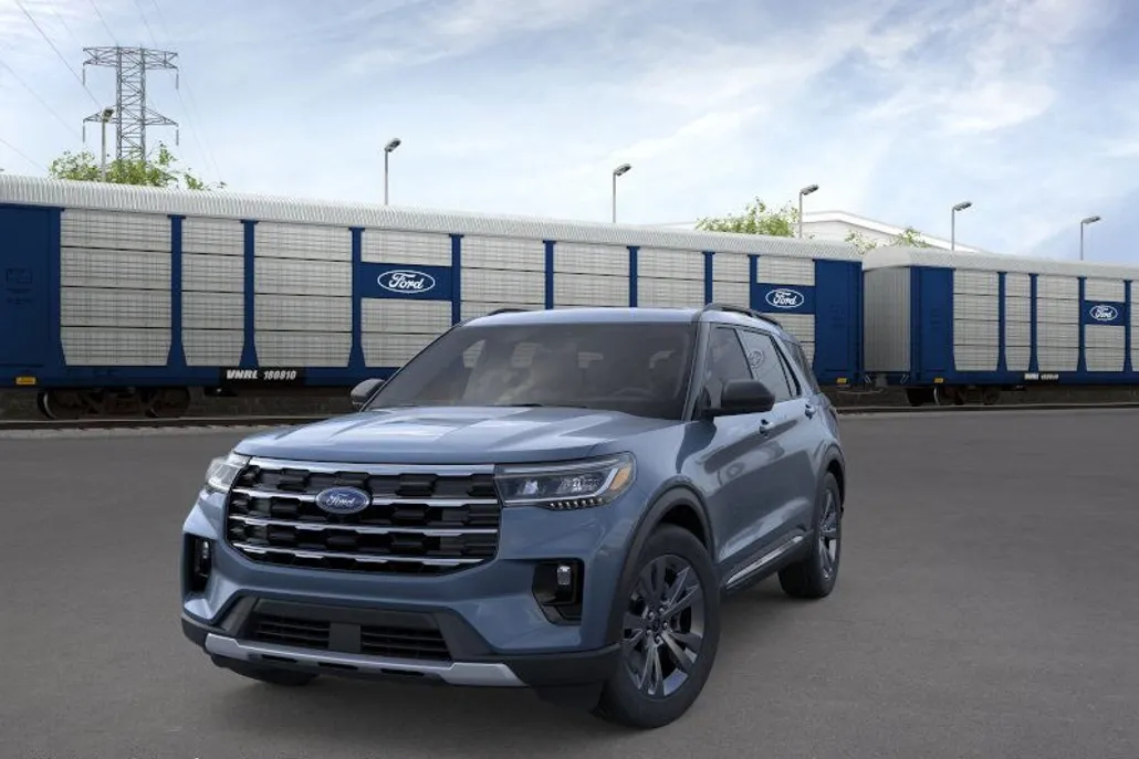 2025 Ford Explorer photo 1