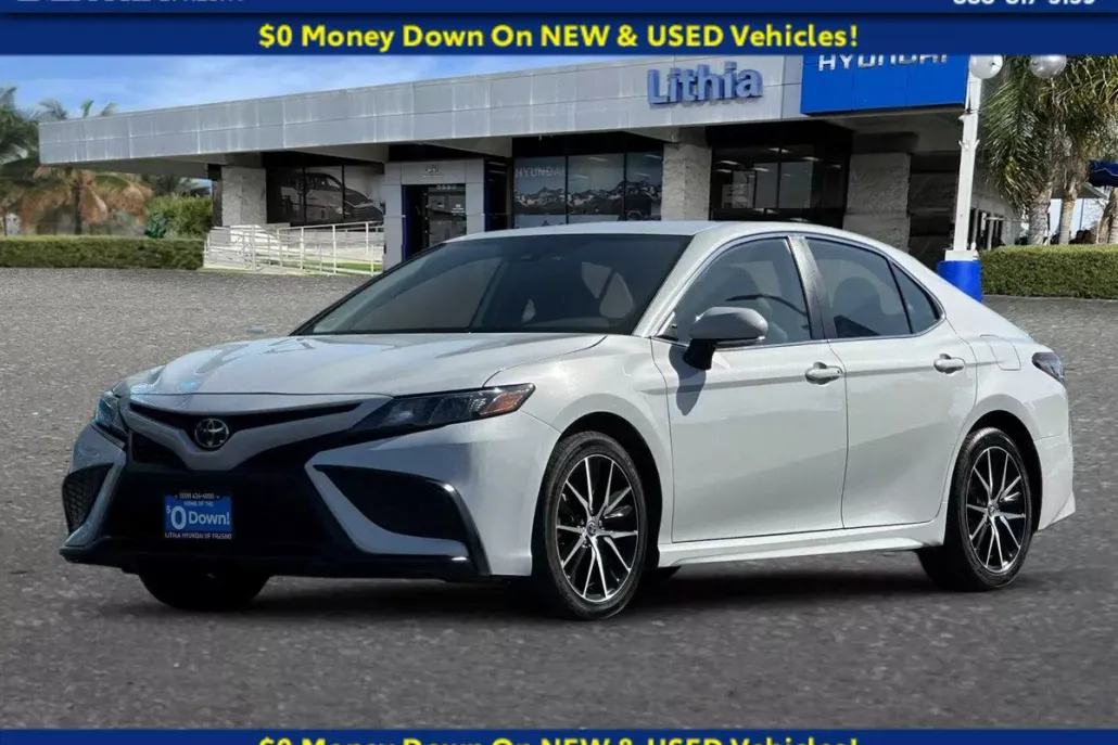 2024 Toyota Camry SE photo 1