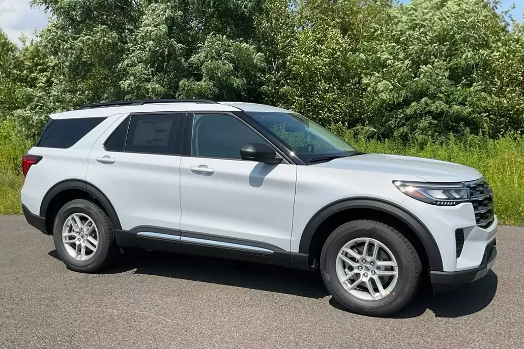 2025 Ford Explorer photo 1