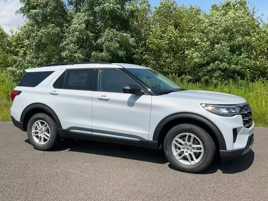 2025 Ford Explorer photo 1