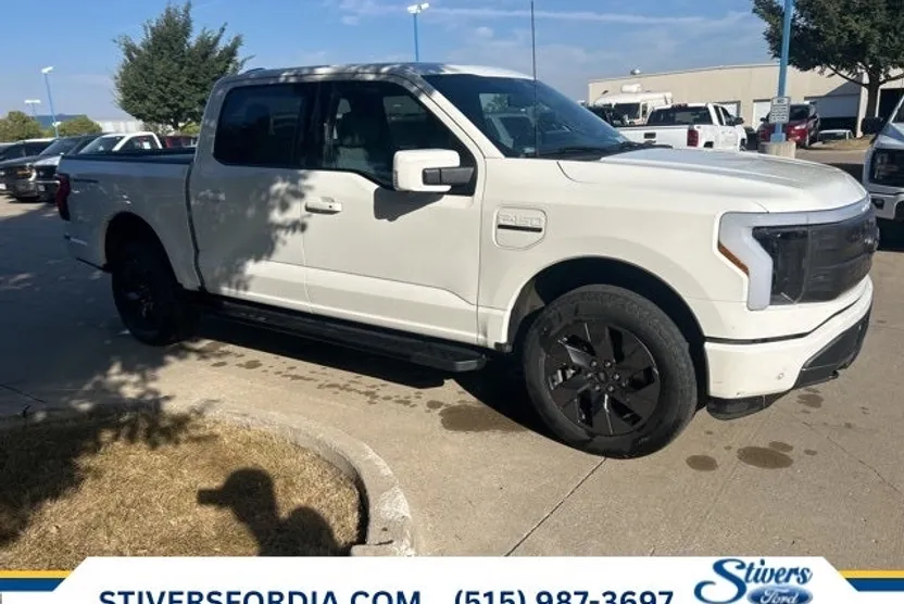 2022 Ford F-150 Lightning Lariat photo 1