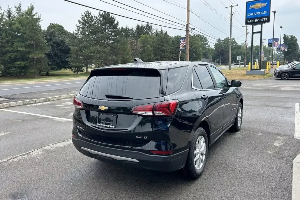 2022 Chevrolet Equinox LT photo 1