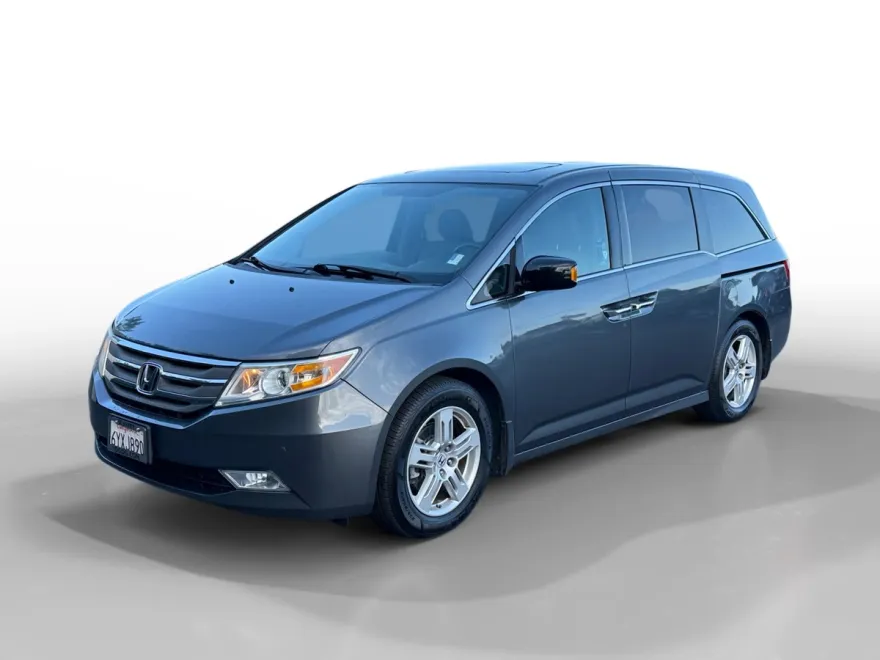 2013 Honda Odyssey Touring photo 1